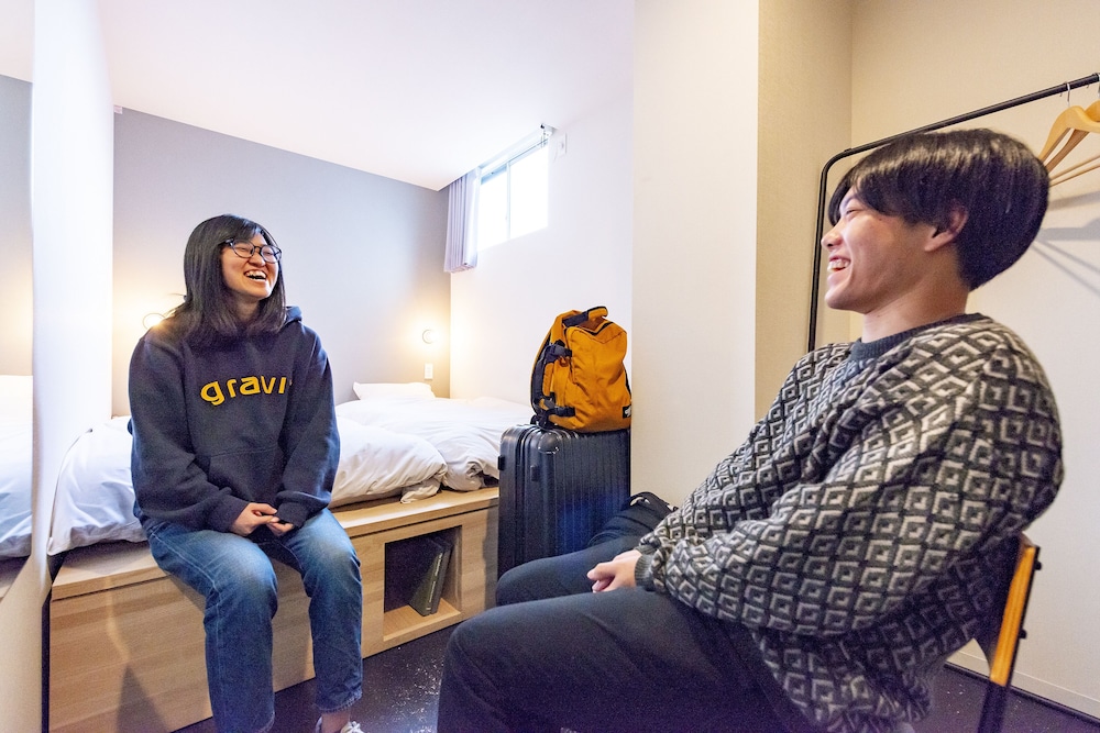 スーペリア ツインルーム シングルベッド 2 台 共用バスルーム 客室1 | plat hostel keikyu minowa forest