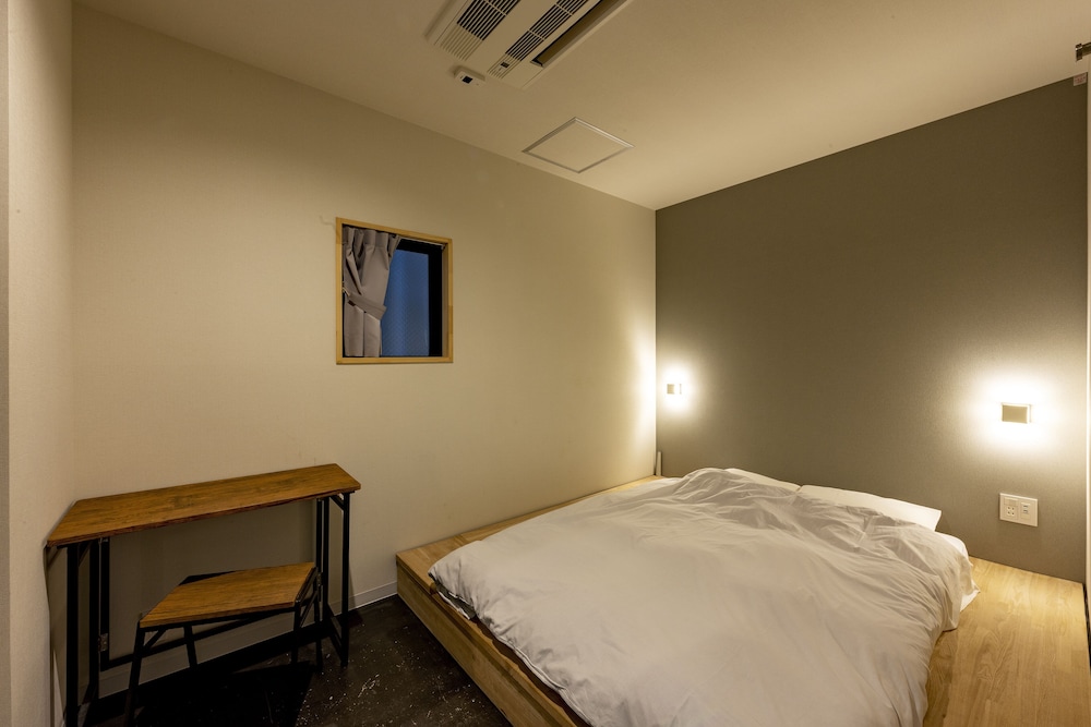スタンダード ダブルルーム ダブルベッド 1 台 共用バスルーム | plat hostel keikyu minowa forest