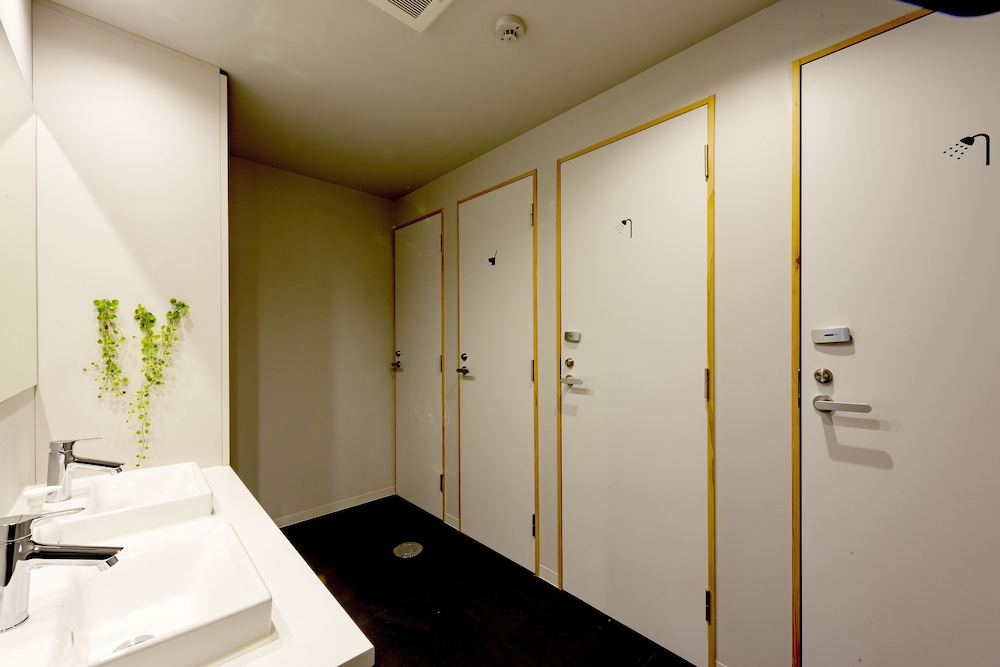 スタンダード ツインルーム シングルベッド 2 台 共用バスルーム バスルーム1 | plat hostel keikyu minowa forest