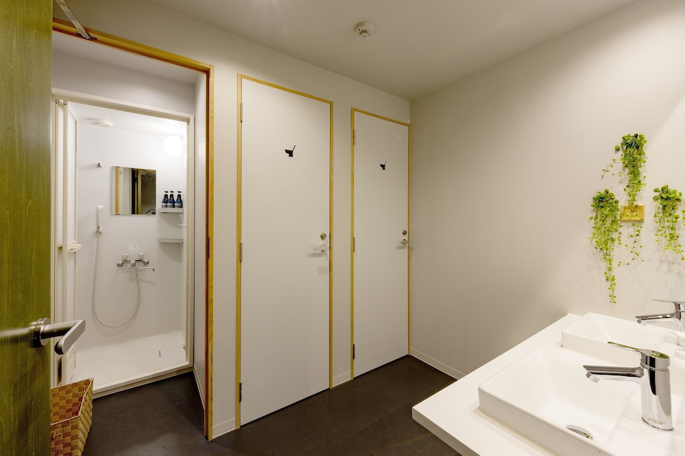 スタンダード ツインルーム シングルベッド 2 台 共用バスルーム バスルーム0 | plat hostel keikyu minowa forest