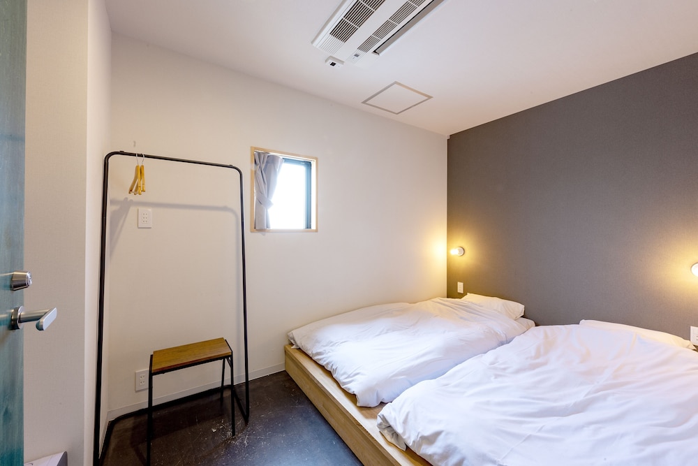 スタンダード ツインルーム シングルベッド 2 台 共用バスルーム | plat hostel keikyu minowa forest