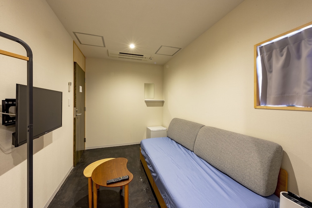 ダブルベッド1台&エキストラベッド(ソファベッドシングルサイズ1台), 共用バスルーム 客室2 | plat hostel keikyu minowa forest