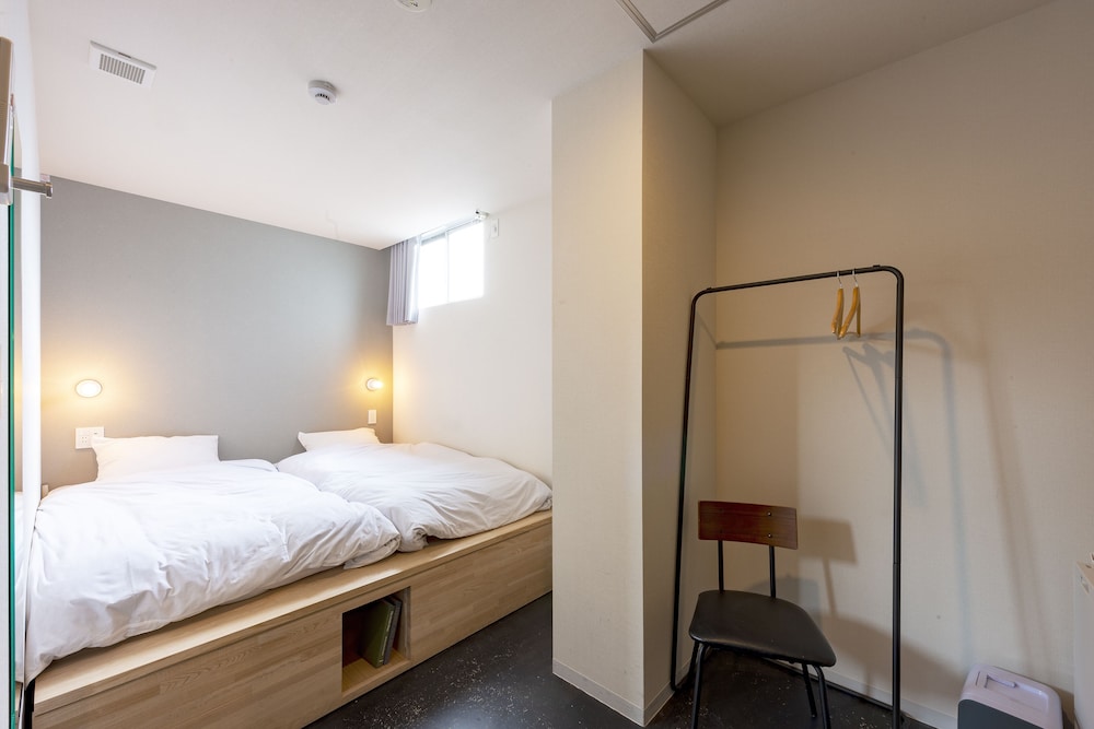 スーペリア ツインルーム シングルベッド 2 台 共用バスルーム | plat hostel keikyu minowa forest
