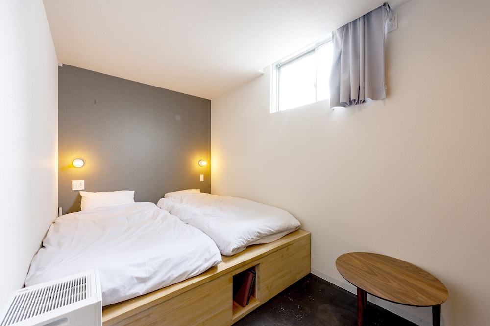 スーペリア ツインルーム シングルベッド 2 台 共用バスルーム 客室2 | plat hostel keikyu minowa forest