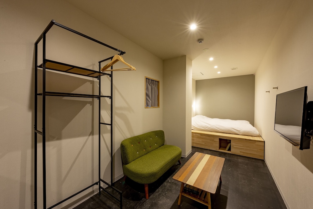 ダブルベッド1台&エキストラベッド(ソファベッドシングルサイズ1台), 共用バスルーム 客室3 | plat hostel keikyu minowa forest