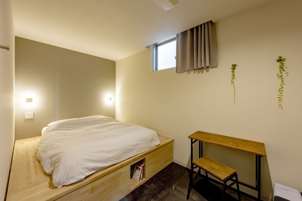 スーペリア ダブルルーム 共用バスルーム 客室4 | plat hostel keikyu minowa forest