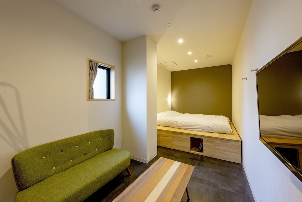 ダブルベッド1台&エキストラベッド(ソファベッドシングルサイズ1台), 共用バスルーム | plat hostel keikyu minowa forest