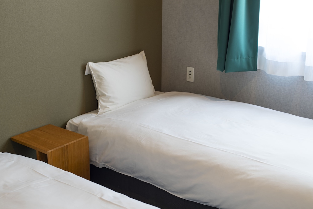 ベーシック ツインルーム シングルベッド 2 台 客室1 | イマノ大阪 心斎橋ホステル