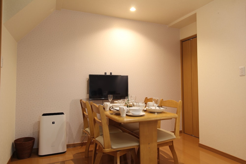 一棟貸し 客室内のダイニングエリア1 | LiB PLUS VILLA Mibu