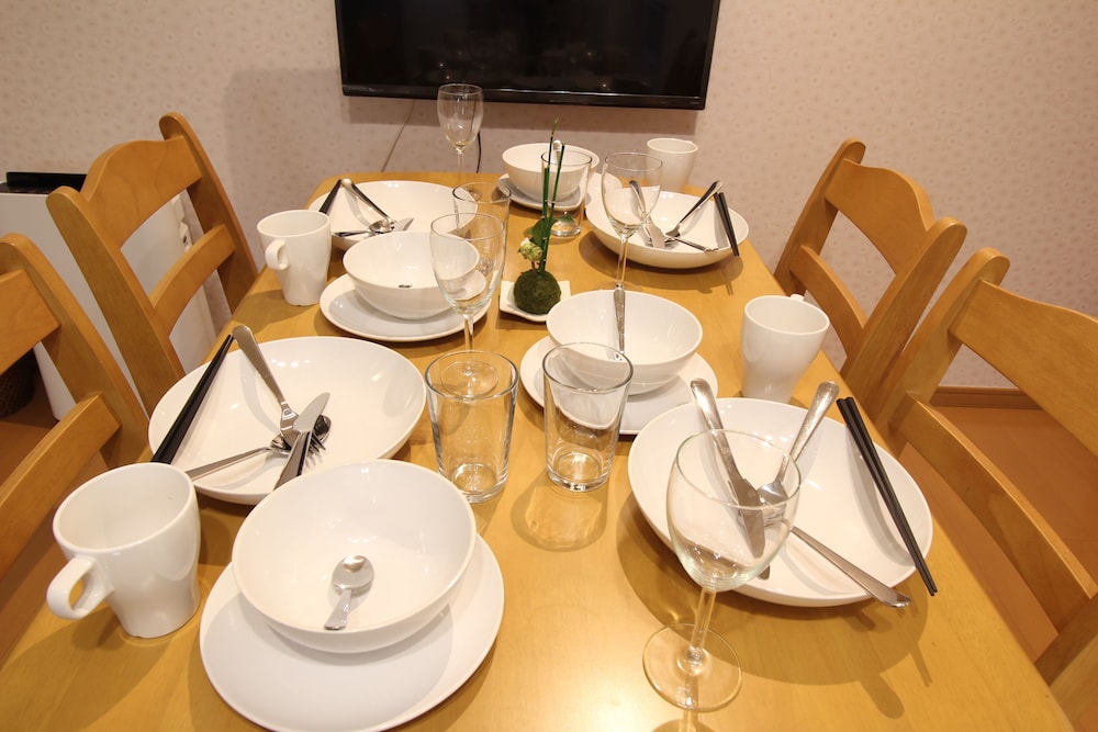 一棟貸し 客室内のダイニングエリア2 | LiB PLUS VILLA Mibu