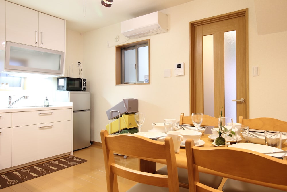 一棟貸し 客室内のダイニングエリア4 | LiB PLUS VILLA Mibu