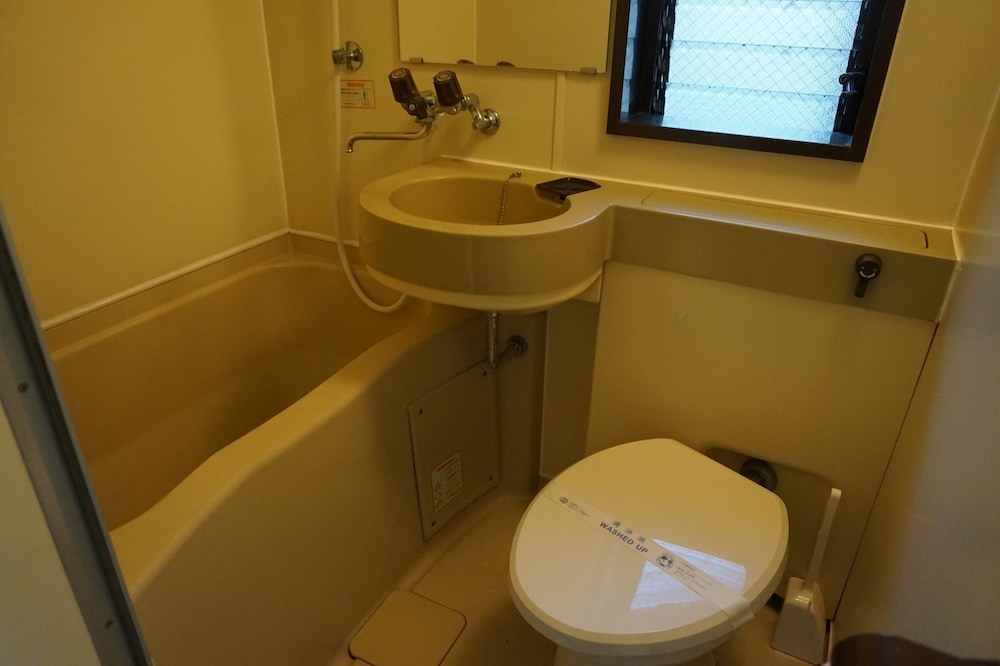 スタジオアパートメント バルコニー付 (704) バスルーム1 | キュービック30