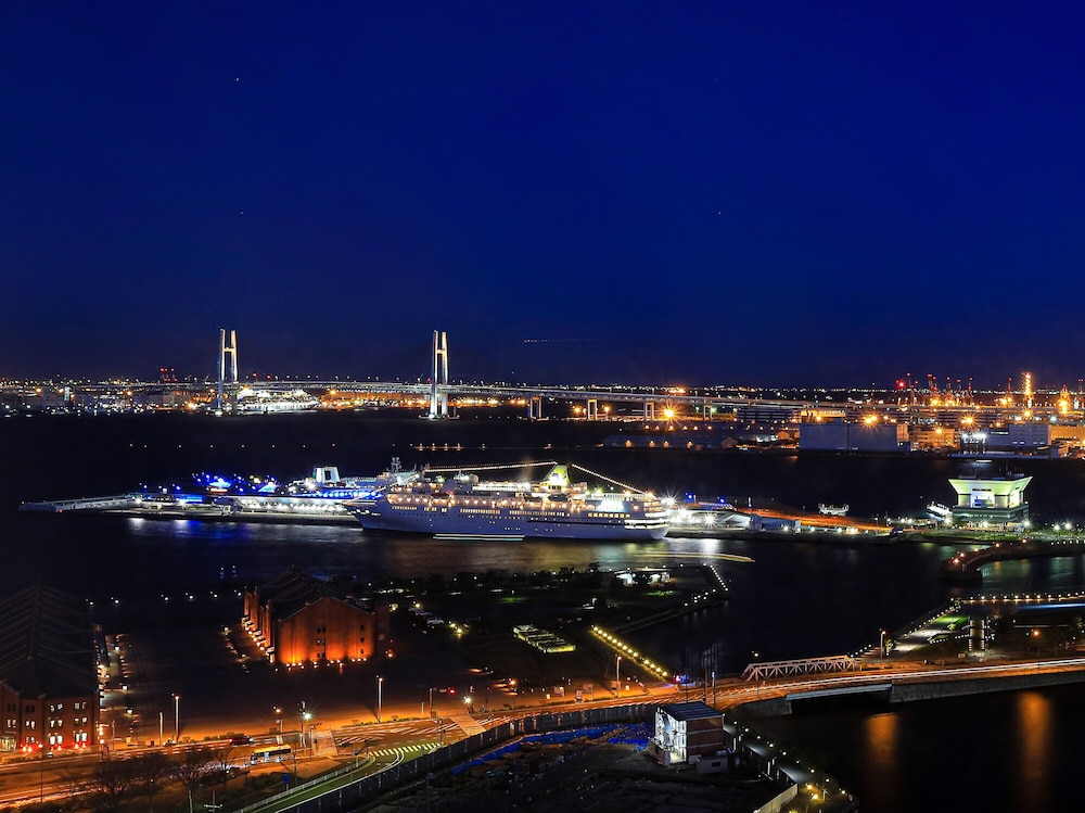 高層階 ダブルルーム 禁煙室 [ベイブリッジ側] ウォーター ビュー0 | アパホテル & リゾート横浜ベイタワー