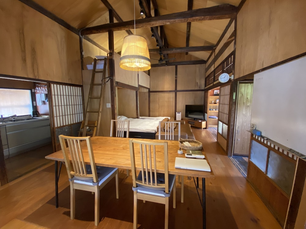西館 客室内のダイニングエリア0 | スミツグハウス西棟