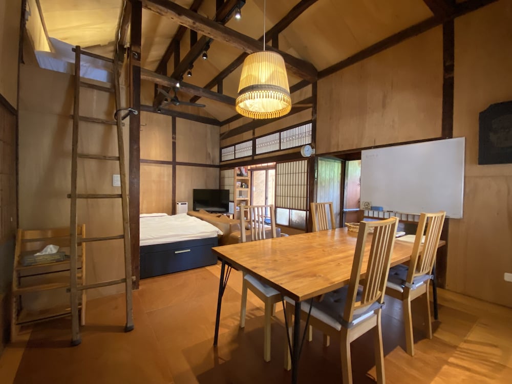 西館 客室内のダイニングエリア1 | スミツグハウス西棟