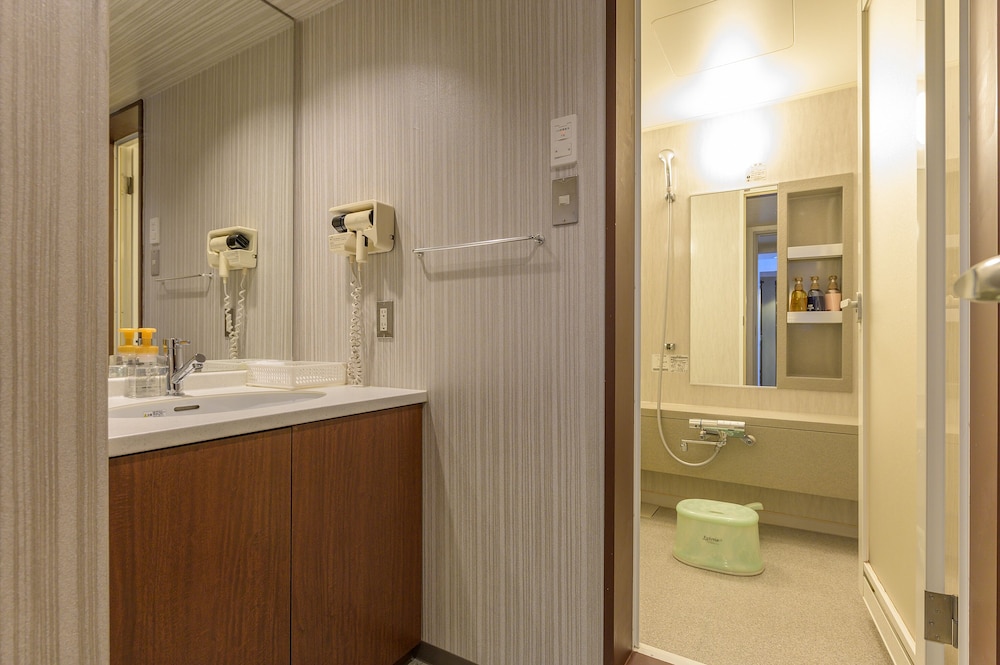 洋室 (ラージツイン) 広々39.4平米 客室2 | ホテル京都エミナース