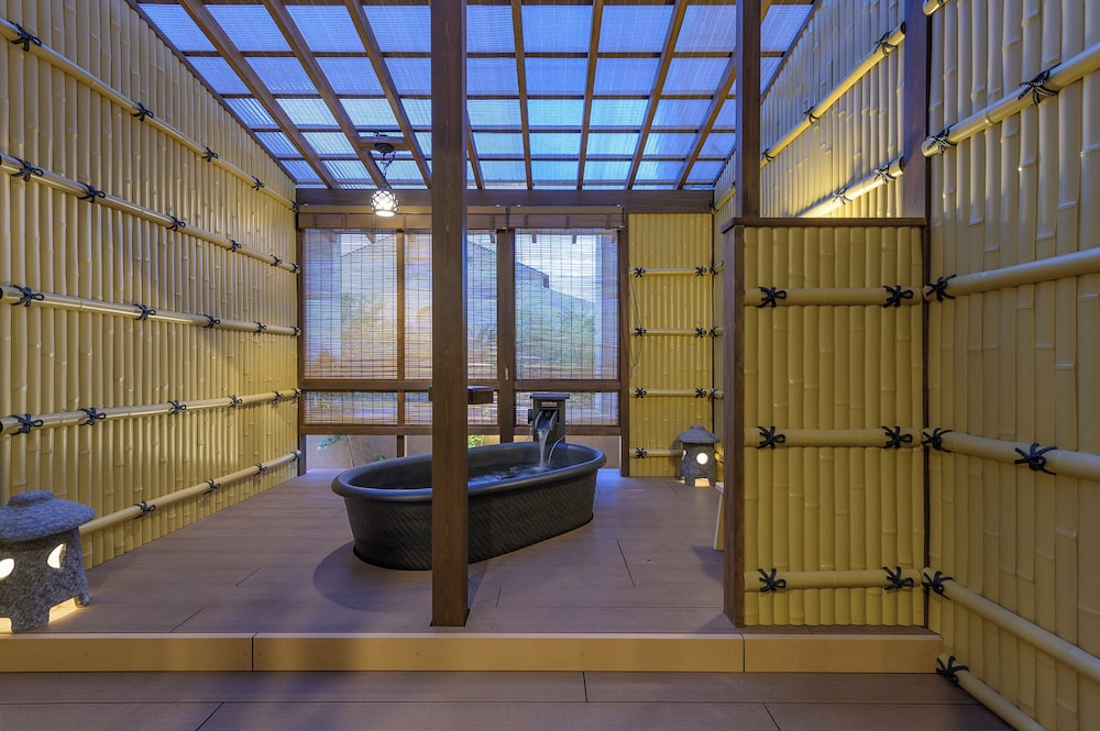 露天風呂付ツイン『たけとり』 バスルーム0 | ホテル京都エミナース