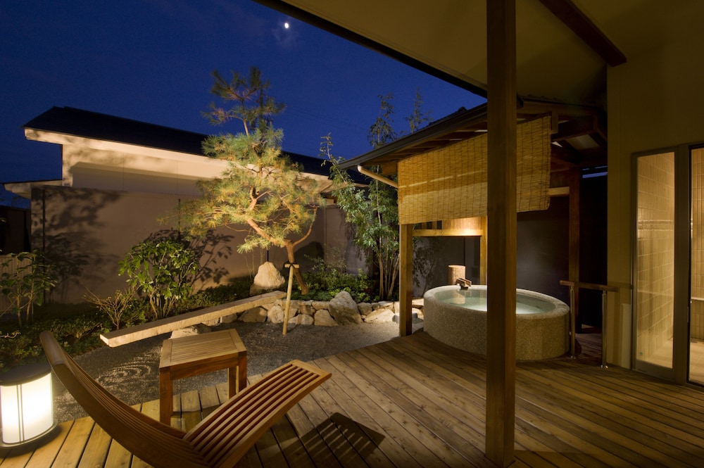 和室7.5帖+ツインベッド 庭園露天風呂付き (Aタイプ) | 湊のやど 汀家