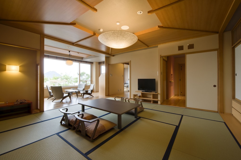 和室12.5帖+ツインベッド 半露天風呂付き (Eタイプ) | 湊のやど 汀家