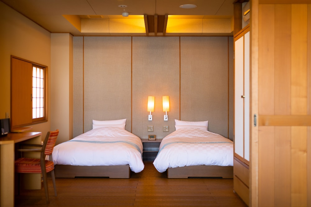 和室10帖+ツインベッド 半露天風呂付き (C,Dタイプ) 客室2 | 湊のやど 汀家