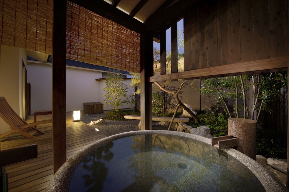 和室7.5帖+ツインベッド 庭園露天風呂付き (Aタイプ) 部屋からの景観0 | 湊のやど 汀家