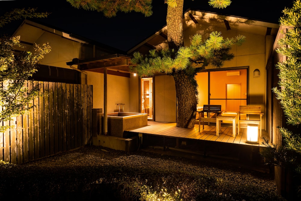 和室 6帖+ローベッド 庭園露天風呂付き (Bタイプ) 客室1 | 湊のやど 汀家