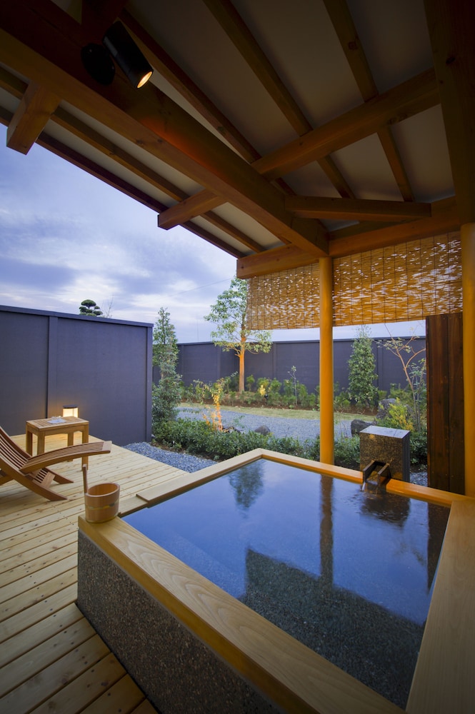 和室 6帖+ローベッド 庭園露天風呂付き (Bタイプ) バスルーム1 | 湊のやど 汀家