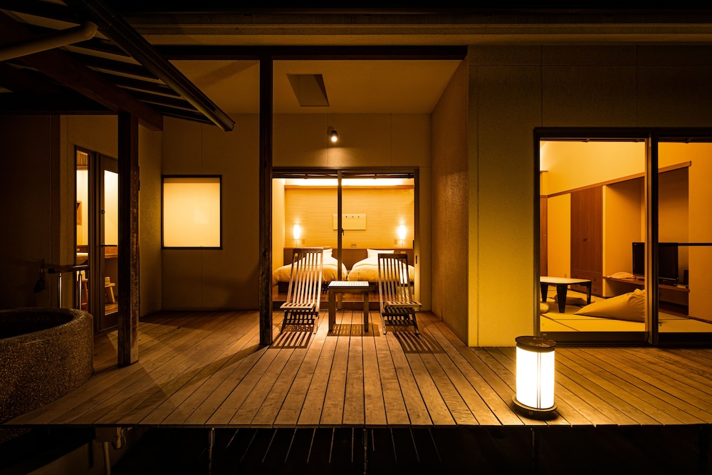 和室7.5帖+ツインベッド 庭園露天風呂付き (Aタイプ) 客室2 | 湊のやど 汀家