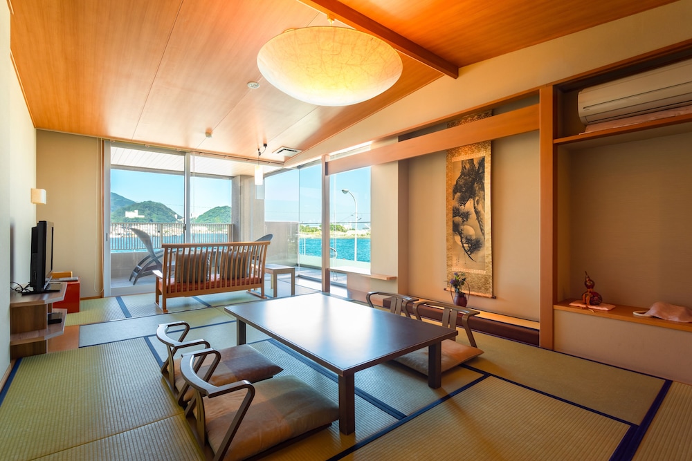 和室10帖+ツインベッド 半露天風呂付き (C,Dタイプ) リビングルーム0 | 湊のやど 汀家