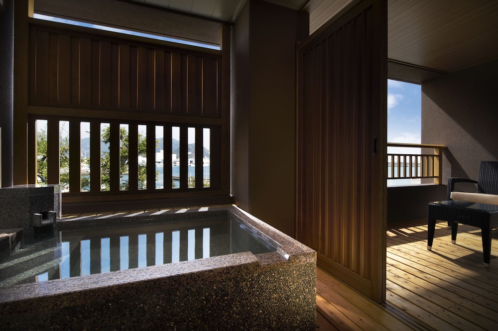 和室10帖+ツインベッド 半露天風呂付き (C,Dタイプ) バスルーム0 | 湊のやど 汀家