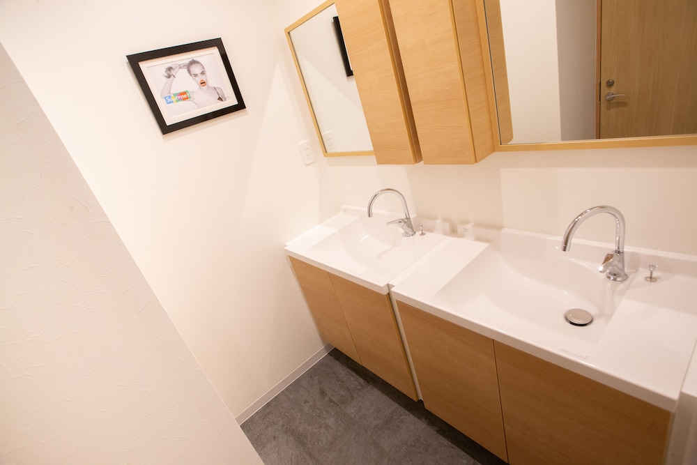 アパートメント ダブルベッド 2 台ソファーベッド付き 禁煙 バスルームのシンク0 | サクラクロスホテル新宿東