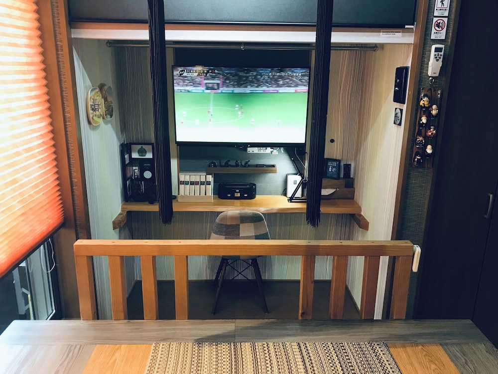 [漆黒の間/Shikkoku-Ma:203号室] スタジオコンフォート: スライド式ダブルベッド/布団 専用バスルーム (シャワーブース/シャワートイレ) 禁煙 客室3 | 苔生宿 Koke-Musu:inn