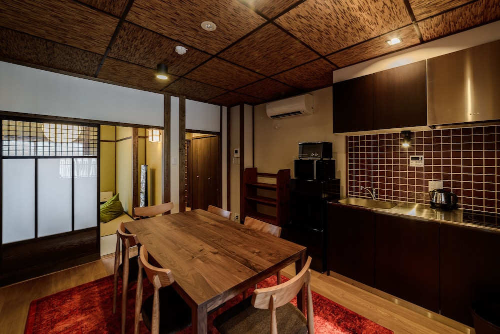 町家一棟貸し 客室内のダイニングエリア1 | おたびしょ庵