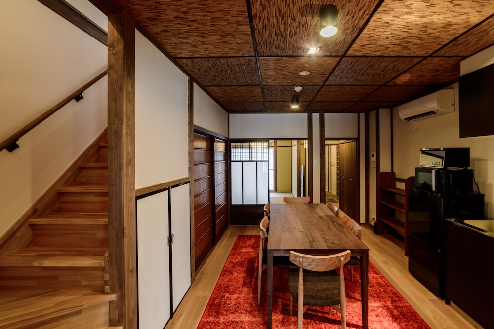 町家一棟貸し 客室内のダイニングエリア2 | おたびしょ庵
