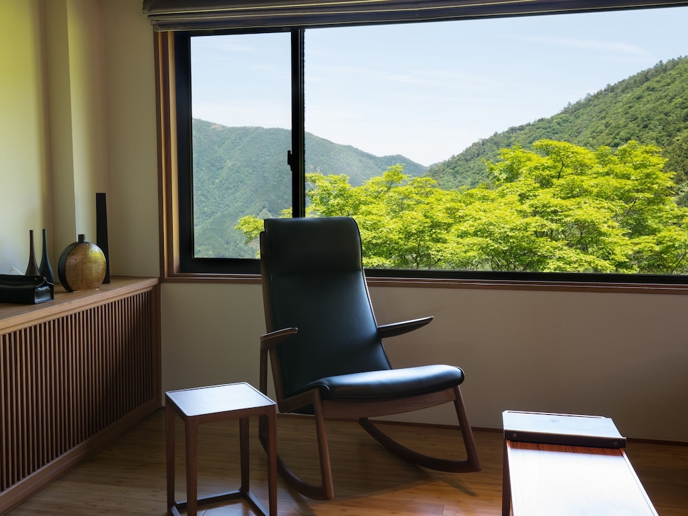 スーペリアハリウッドツイン(40平米) 客室の設備とサービス1 | bar hotel 箱根香山