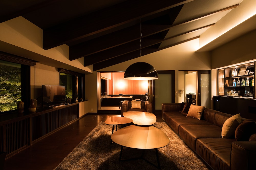 プレジデンシャルスイート(132平米) 客室1 | bar hotel 箱根香山