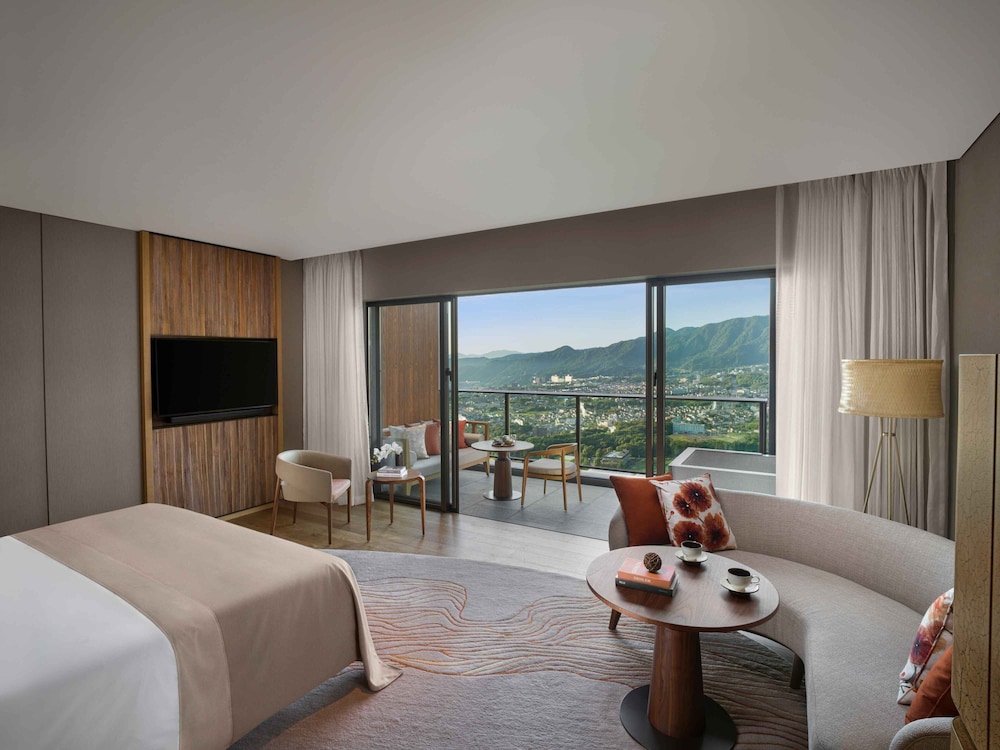 クラシック ルーム キングベッド 1 台 クラブラウンジ利用可 (Private Onsen) 客室1 | ANAインターコンチネンタル別府リゾート＆スパ by IHG