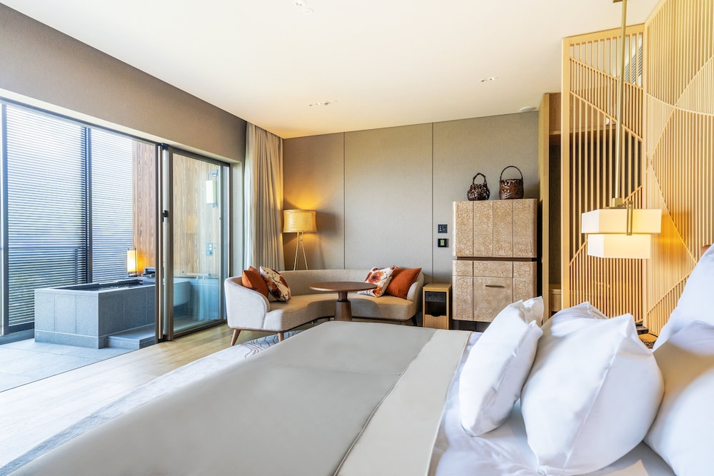 クラシック ルーム キングベッド 1 台 クラブラウンジ利用可 (Private Onsen) 客室1 | ANAインターコンチネンタル別府リゾート＆スパ by IHG