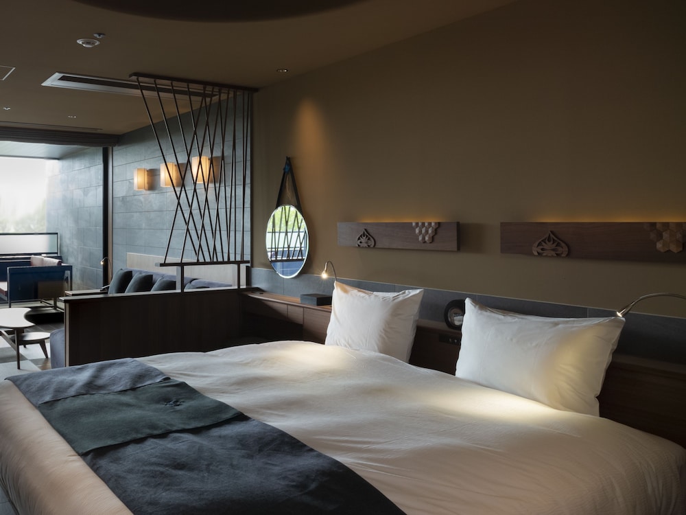 スイートリゾート キングサイズベッド | しこつ湖 鶴雅別荘 碧の座