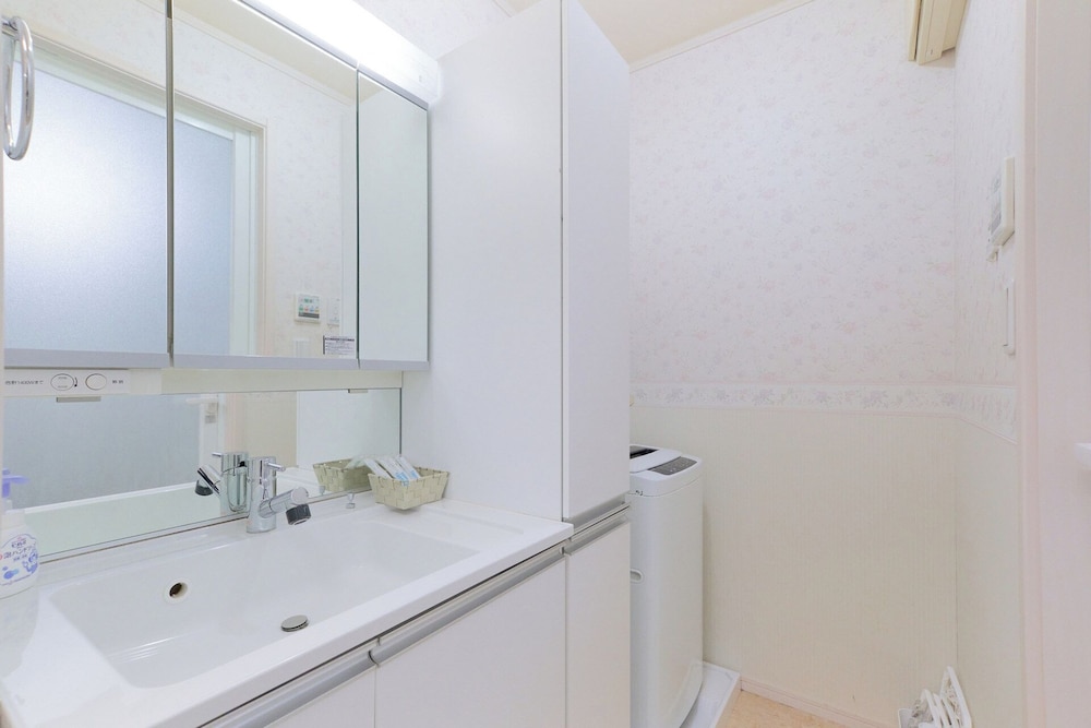 ワンルーム+ロフトスペース II バスルーム1 | Soshigaya Apartment