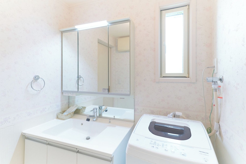 ワンルーム+ロフトスペース I バスルーム4 | Soshigaya Apartment