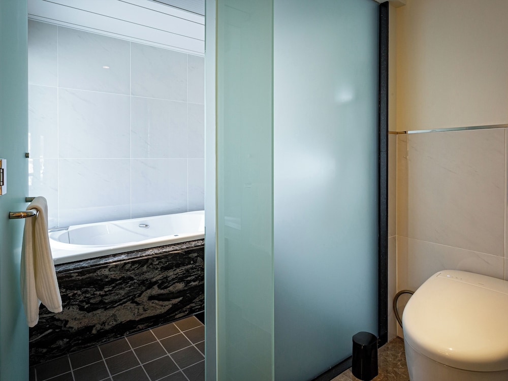 【EXESプレミアグランスイート】68平米・ラウンジ利用可 バスルーム2 | 沖縄かりゆしリゾートEXES那覇