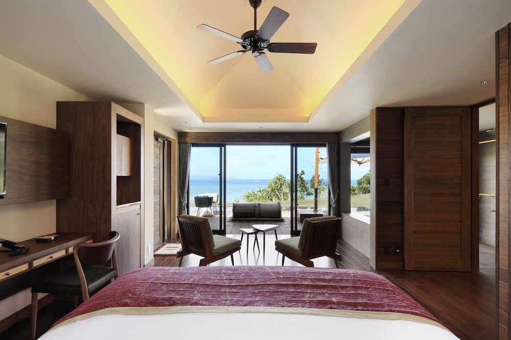 プール付 ヴィラスイート(ダブル) 客室1 | ザ・ひらまつ ホテルズ & リゾーツ 宜野座