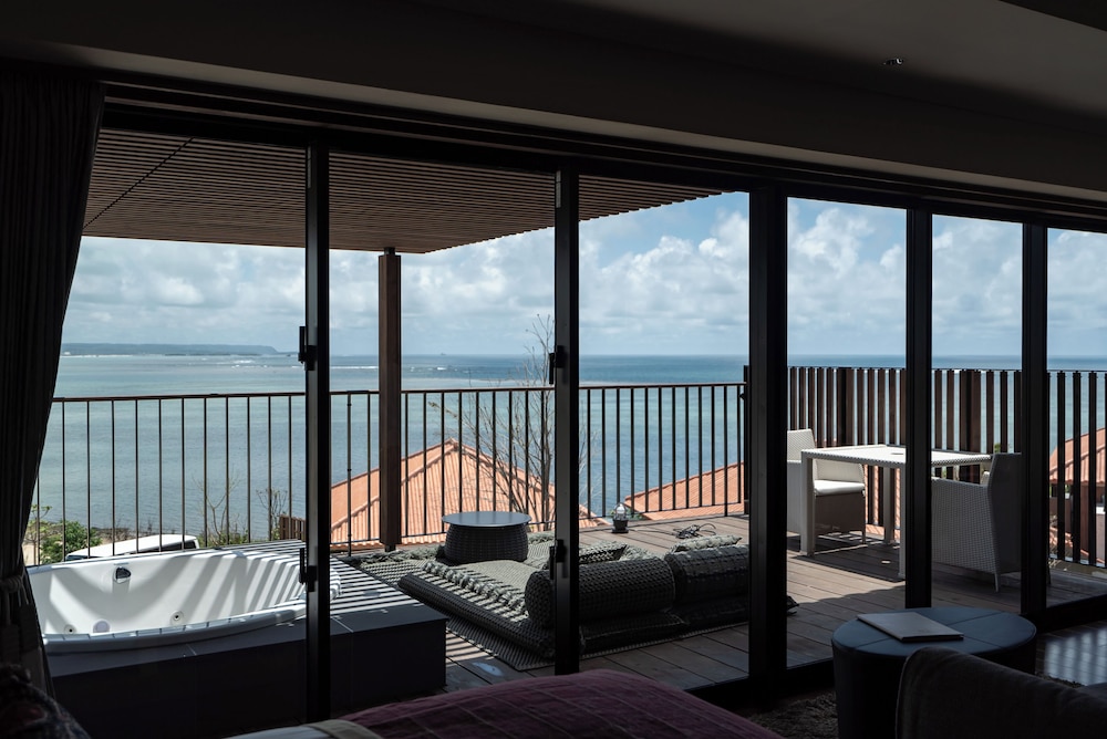 エグゼクティブ ダブルルーム 客室2 | ザ・ひらまつ ホテルズ & リゾーツ 宜野座