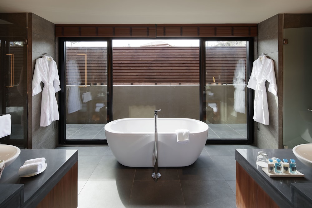 ヴィラスイート2F(ツイン) バスルーム0 | ザ・ひらまつ ホテルズ & リゾーツ 宜野座