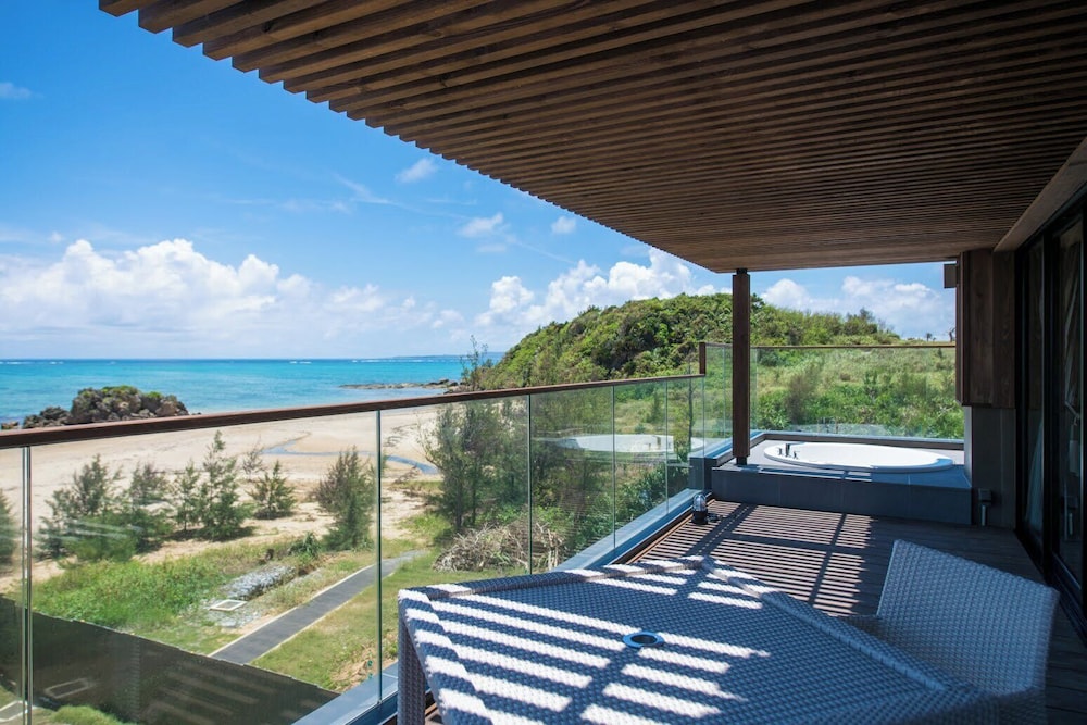 ヴィラスイート2F(ツイン) 部屋からの景観0 | ザ・ひらまつ ホテルズ & リゾーツ 宜野座