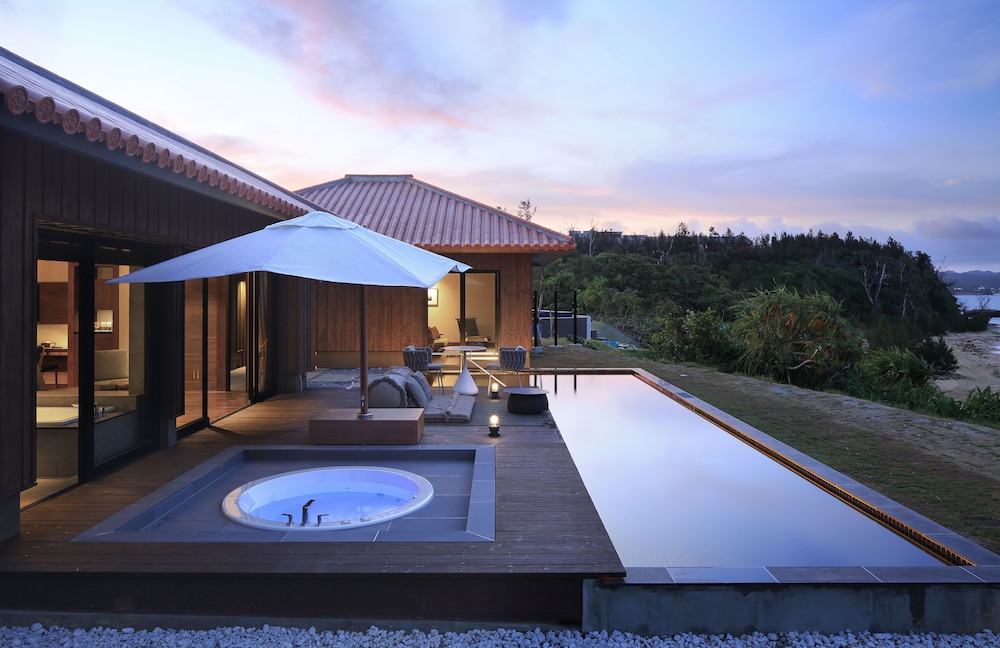 プール付 ヴィラスイート(ダブル) 客室2 | ザ・ひらまつ ホテルズ & リゾーツ 宜野座