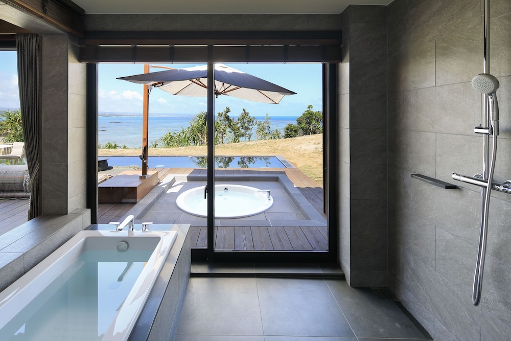 プール付 ヴィラスイート(ダブル) バスルーム0 | ザ・ひらまつ ホテルズ & リゾーツ 宜野座