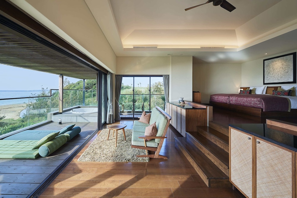 ヴィラスイート2F(ツイン) 客室2 | ザ・ひらまつ ホテルズ & リゾーツ 宜野座