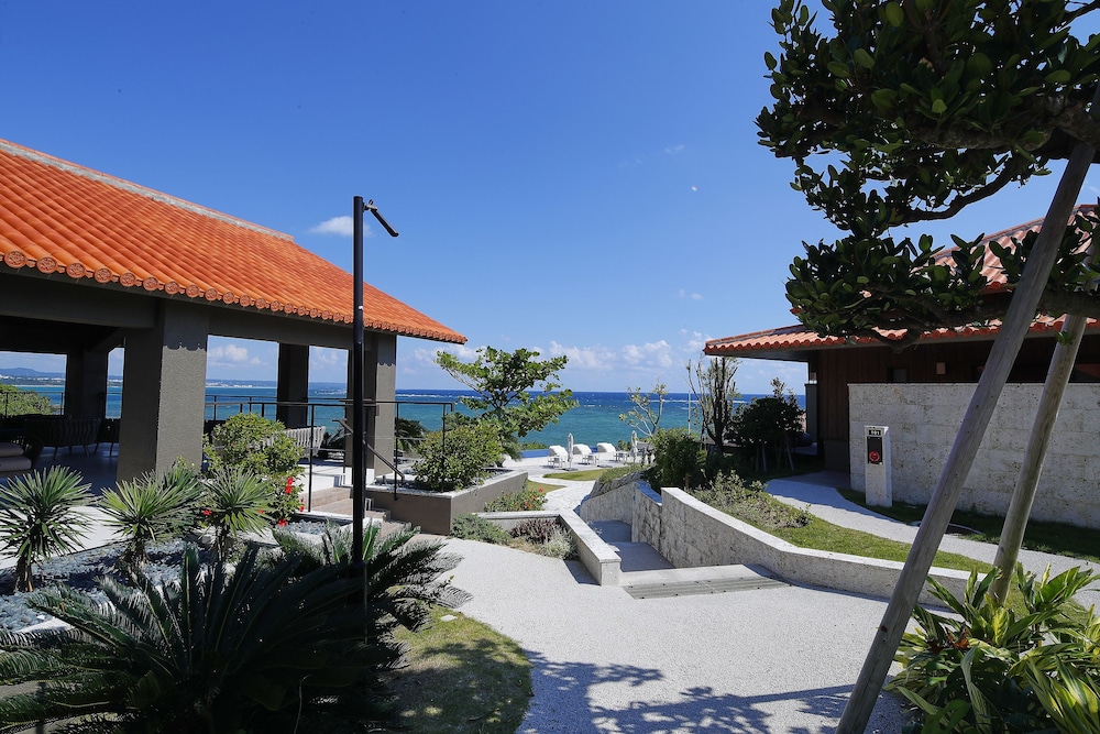 スタンダード ツインルーム コートヤード ビュー0 | ザ・ひらまつ ホテルズ & リゾーツ 宜野座